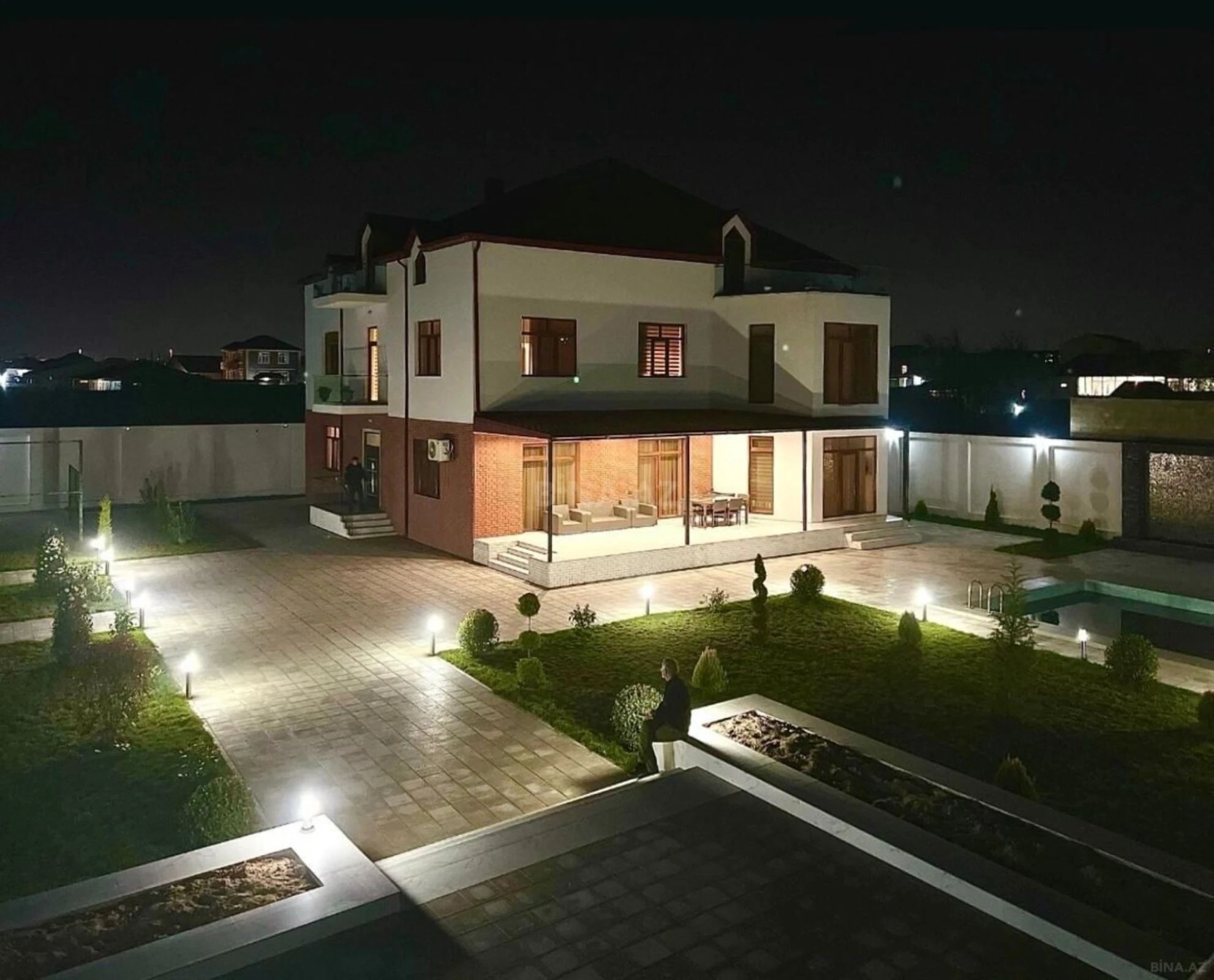 Satılır 8 otaqlı həyət evi 620 m²