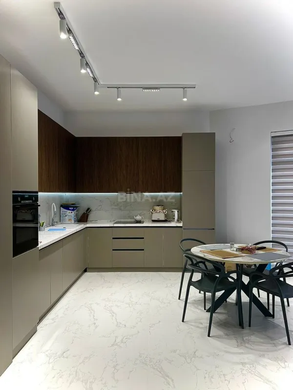 Satılır 8 otaqlı həyət evi 620 m²