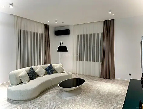 Satılır 8 otaqlı həyət evi 620 m²