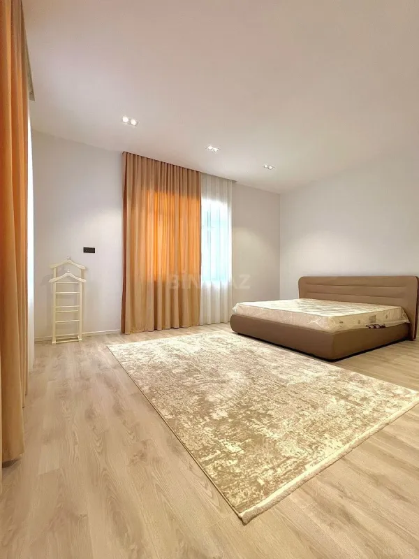 Satılır 8 otaqlı həyət evi 620 m²