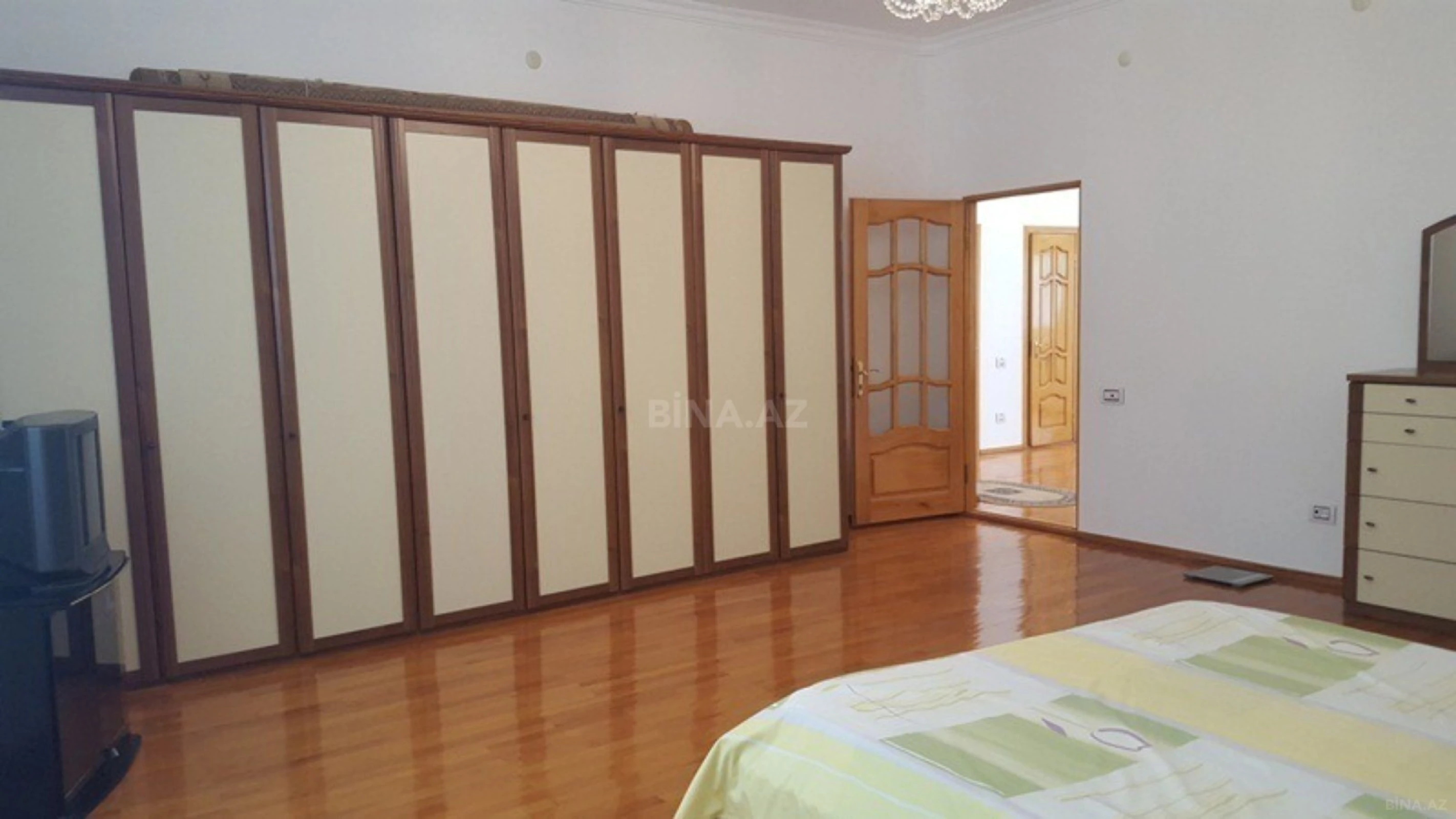 Kirayə verilir 4 otaqlı mənzil 150 m²