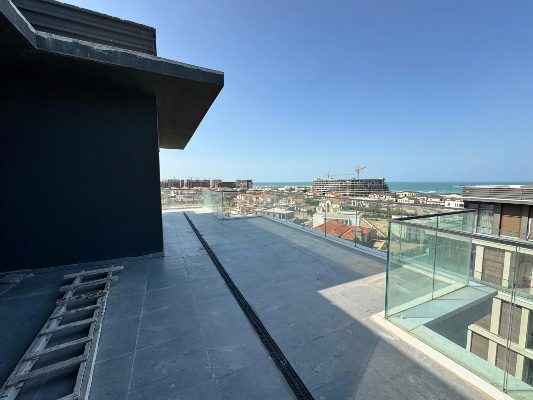 Satılır 4 otaqlı mənzil 208 m²