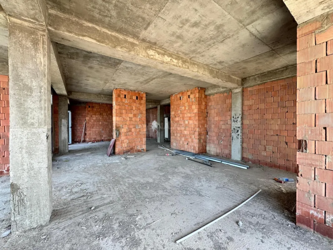 Satılır 4 otaqlı mənzil 208 m²