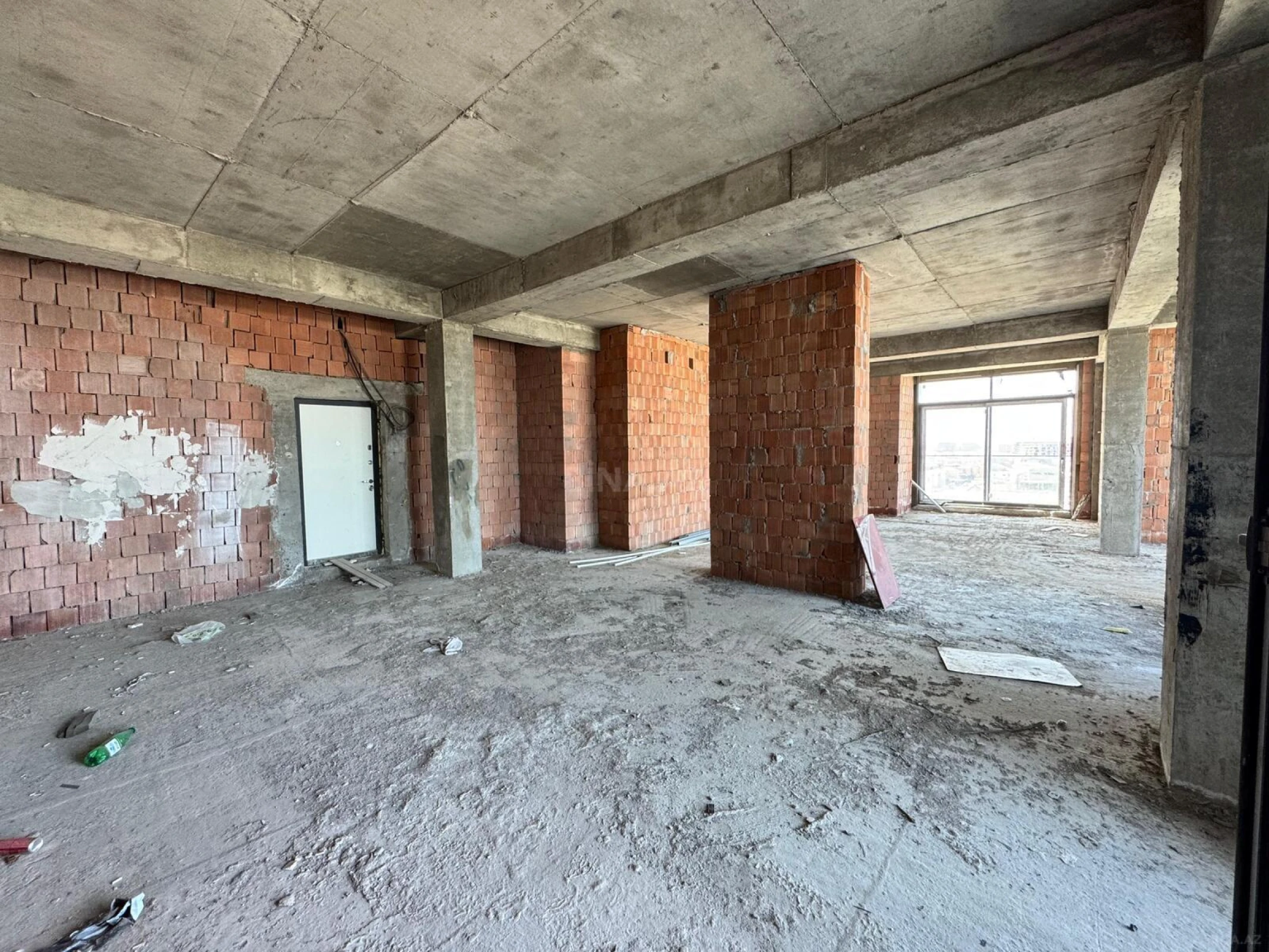 Satılır 4 otaqlı mənzil 208 m²