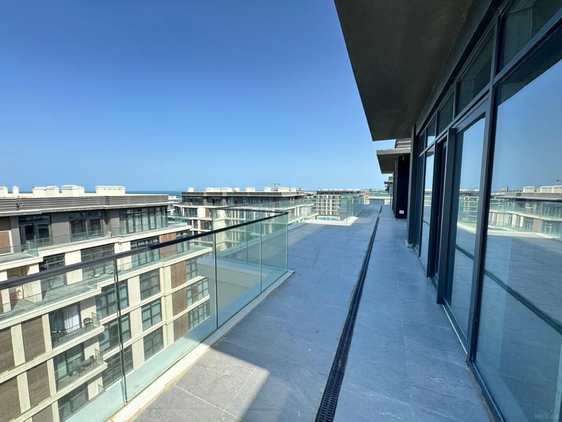 Satılır 4 otaqlı mənzil 208 m²