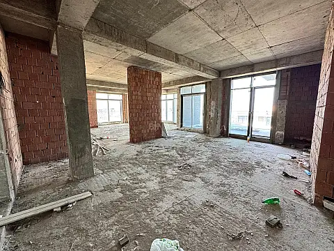 Satılır 4 otaqlı mənzil 208 m²