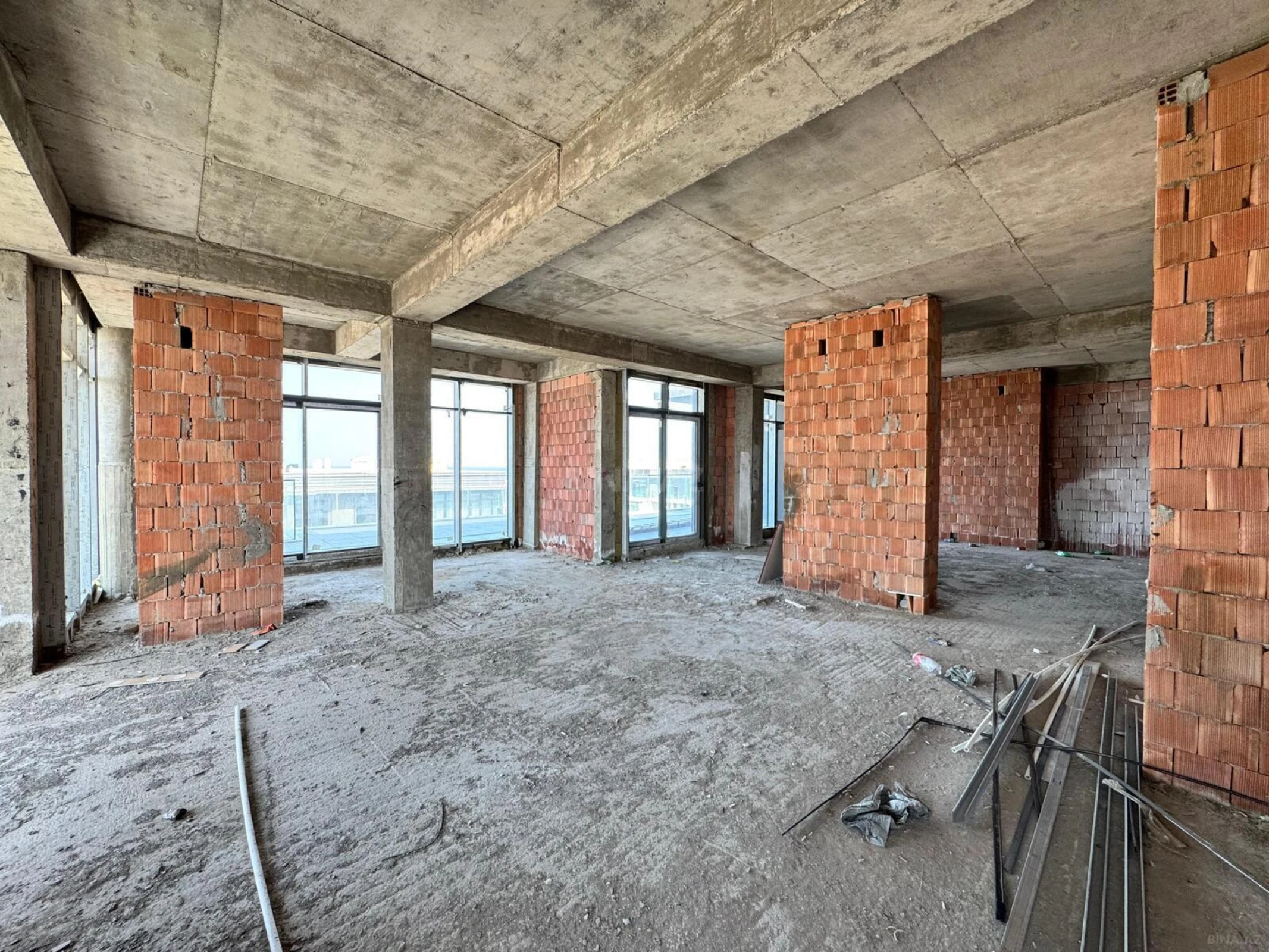 Satılır 4 otaqlı mənzil 208 m²