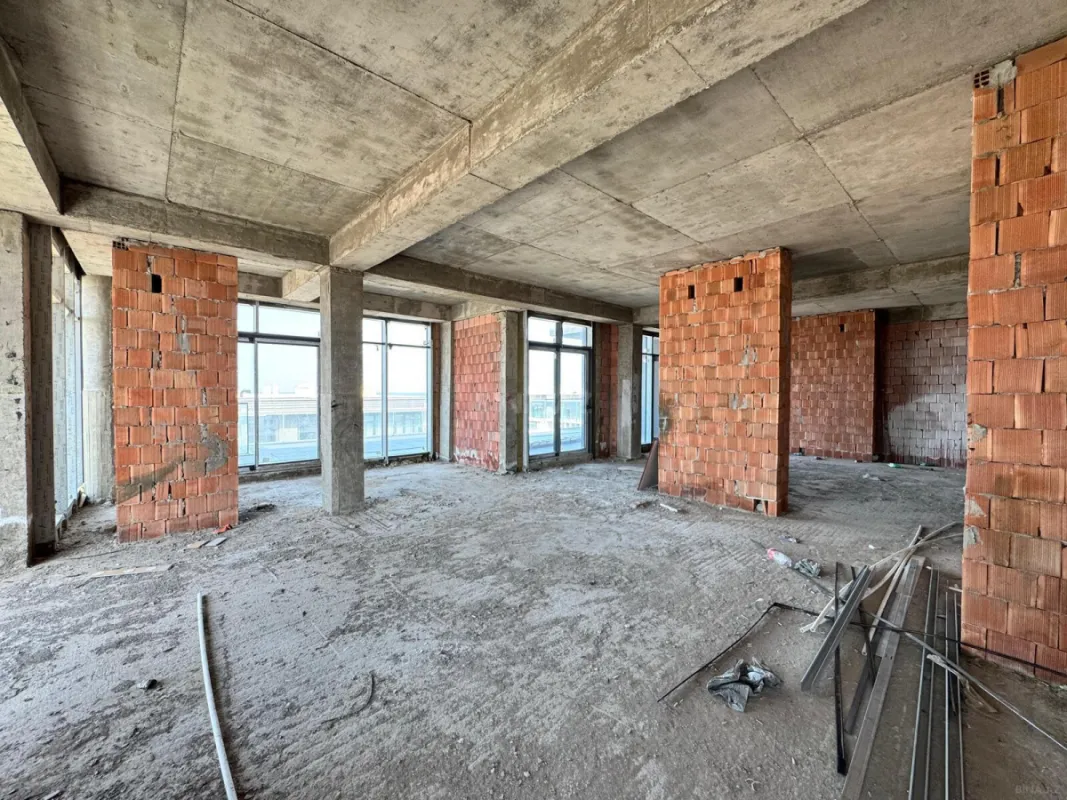 Satılır 4 otaqlı mənzil 208 m²