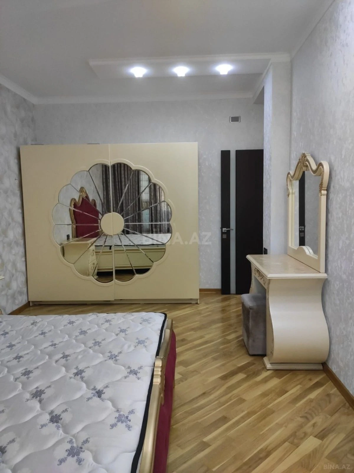 Satılır 3 otaqlı mənzil 115 m²