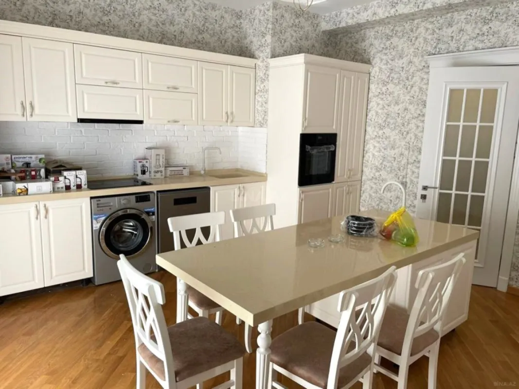 Kirayə verilir 4 otaqlı mənzil 202 m²