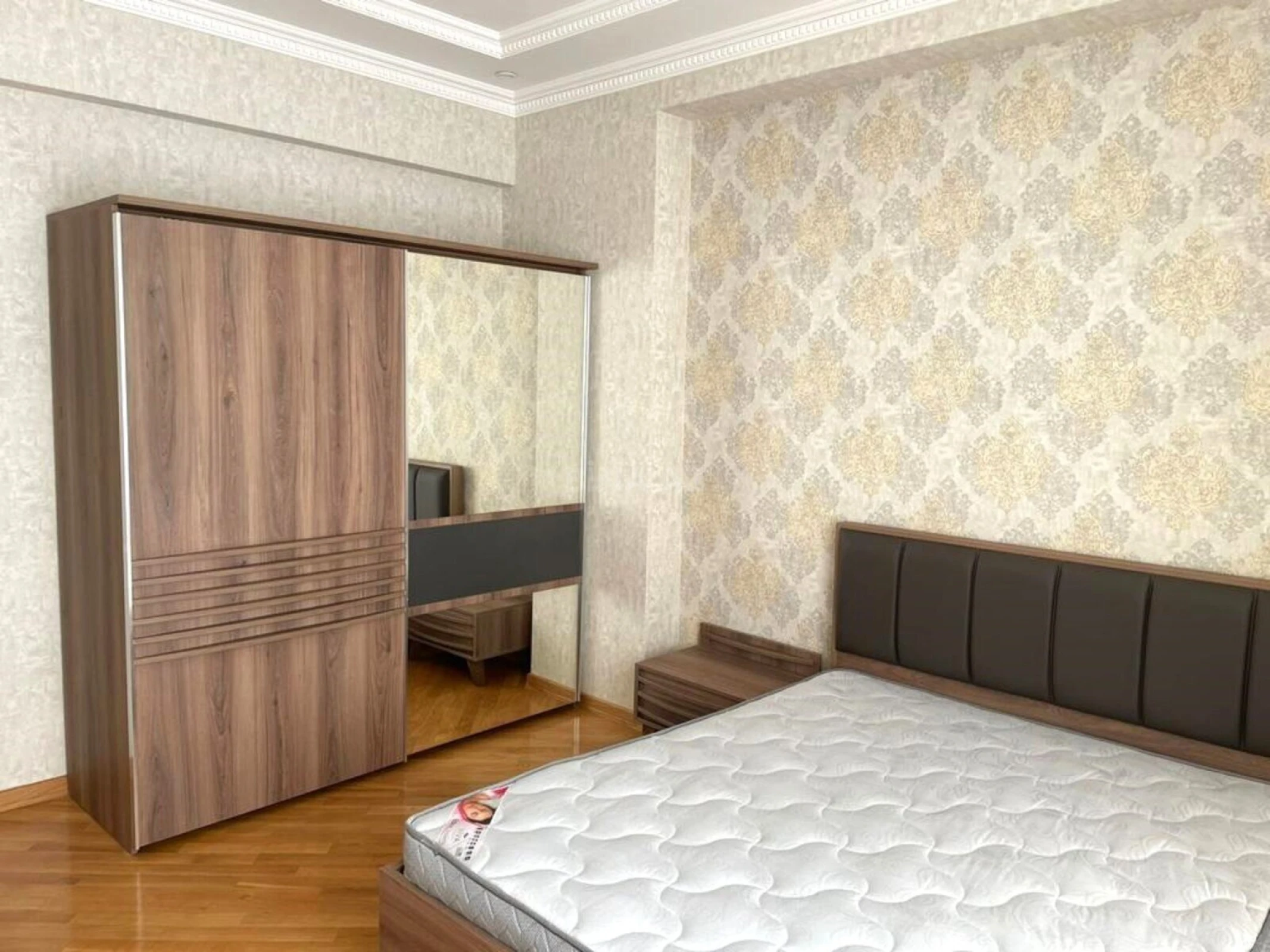 Kirayə verilir 4 otaqlı mənzil 202 m²