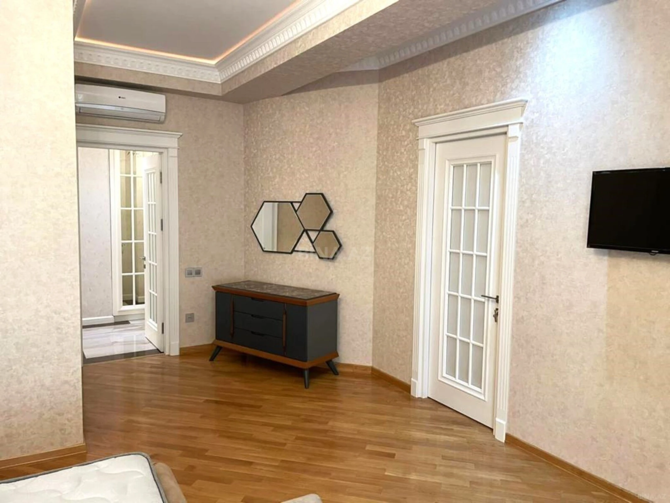Kirayə verilir 4 otaqlı mənzil 202 m²