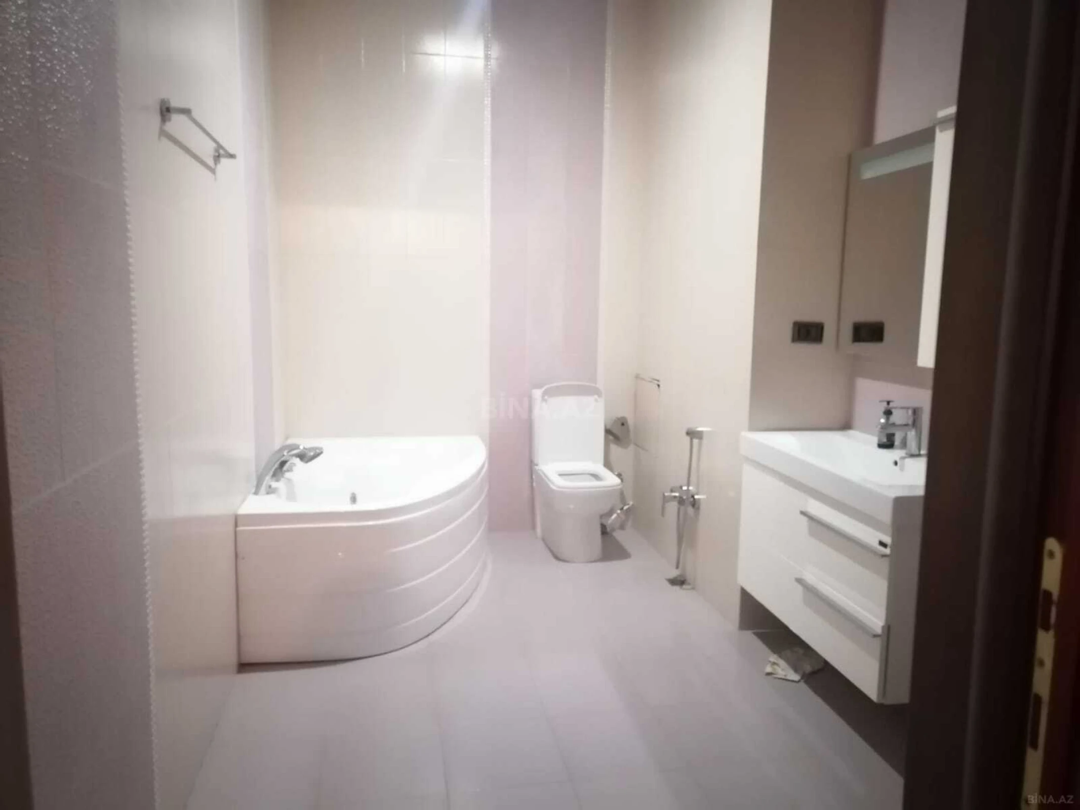 Kirayə verilir 3 otaqlı mənzil 165 m²