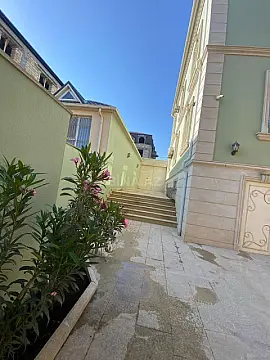 Satılır 7 otaqlı həyət evi 410 m²