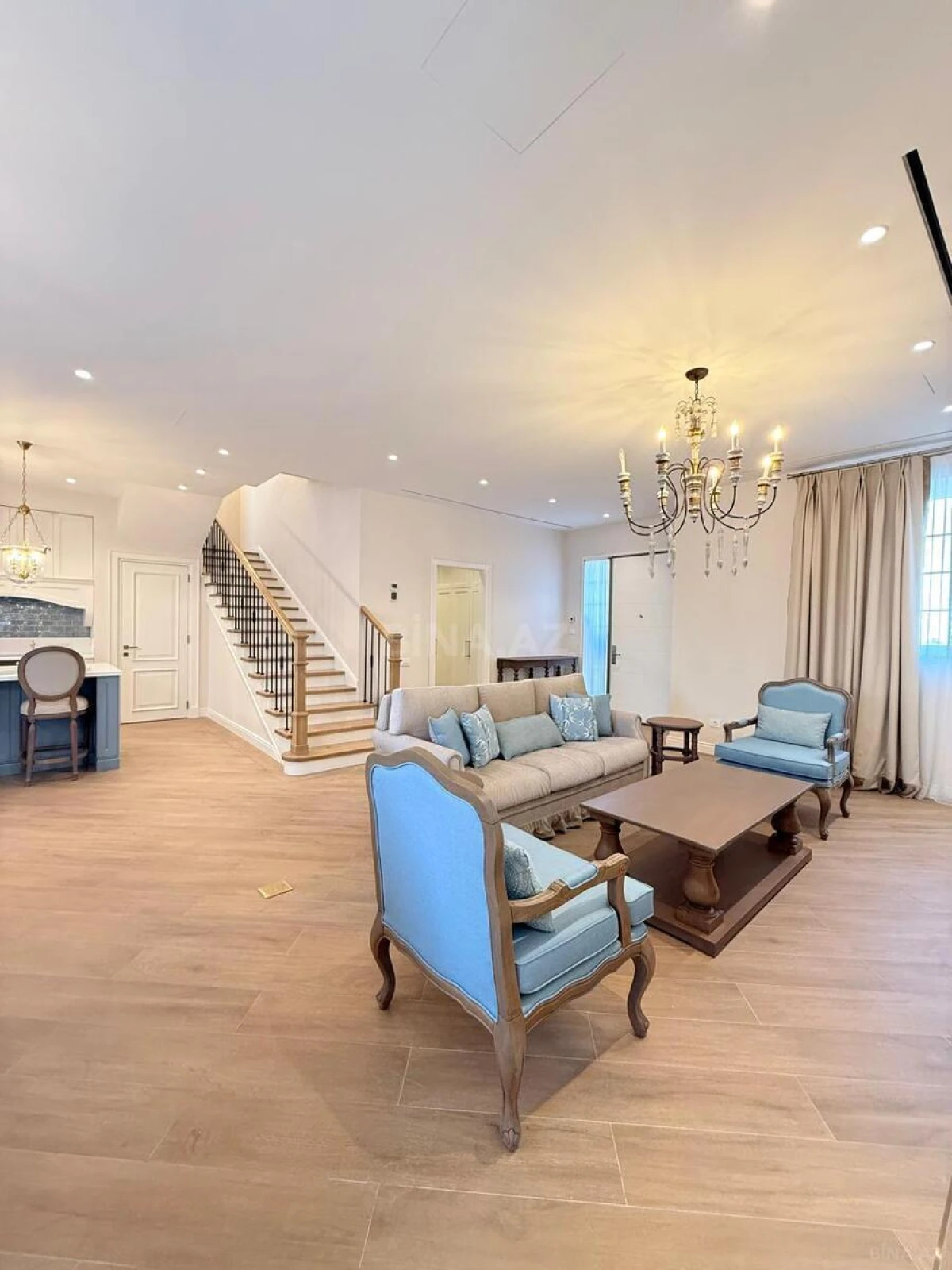 Satılır 5 otaqlı həyət evi 240 m²