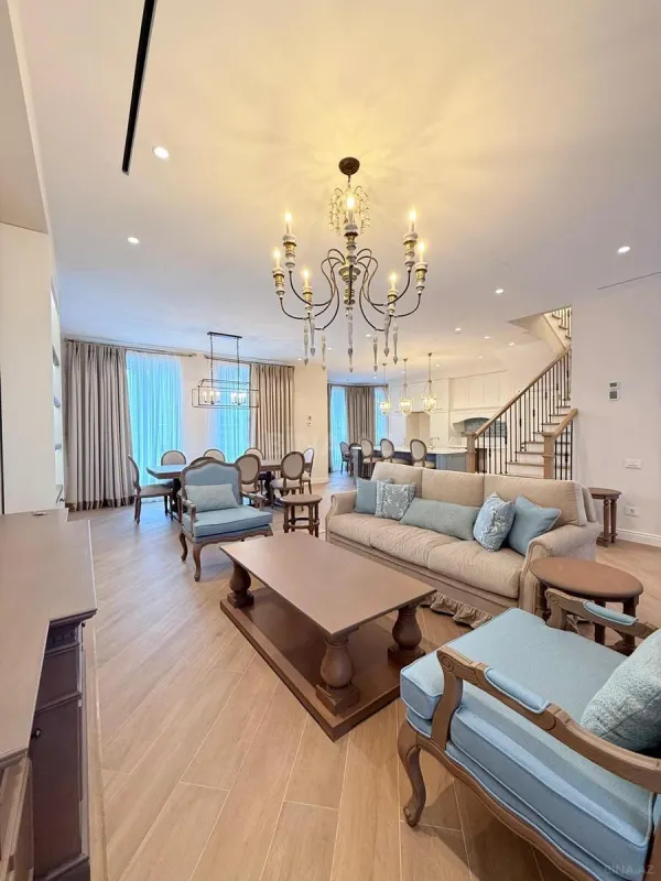 Satılır 5 otaqlı həyət evi 240 m²