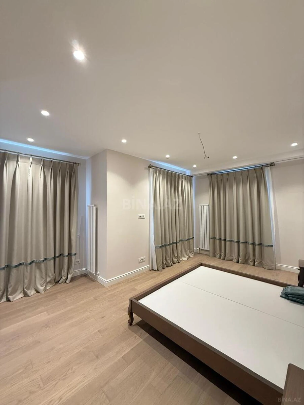 Satılır 5 otaqlı həyət evi 240 m²