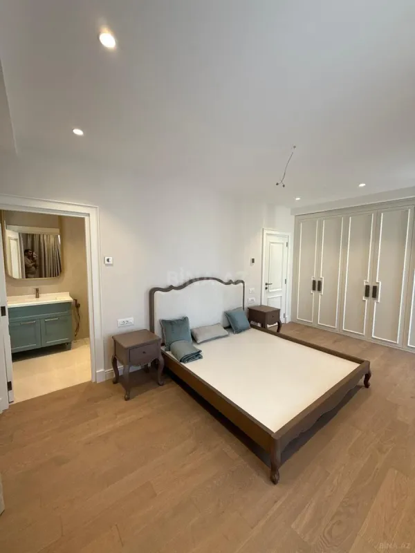 Satılır 5 otaqlı həyət evi 240 m²