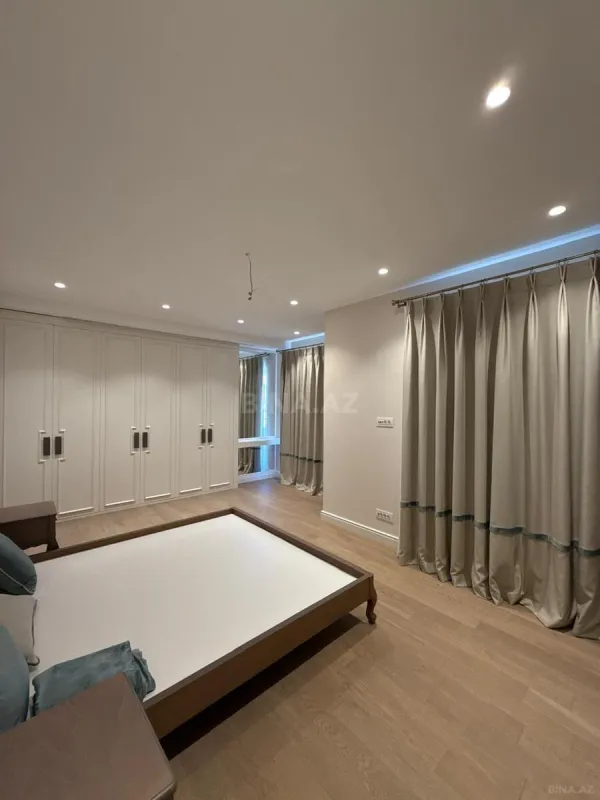 Satılır 5 otaqlı həyət evi 240 m²