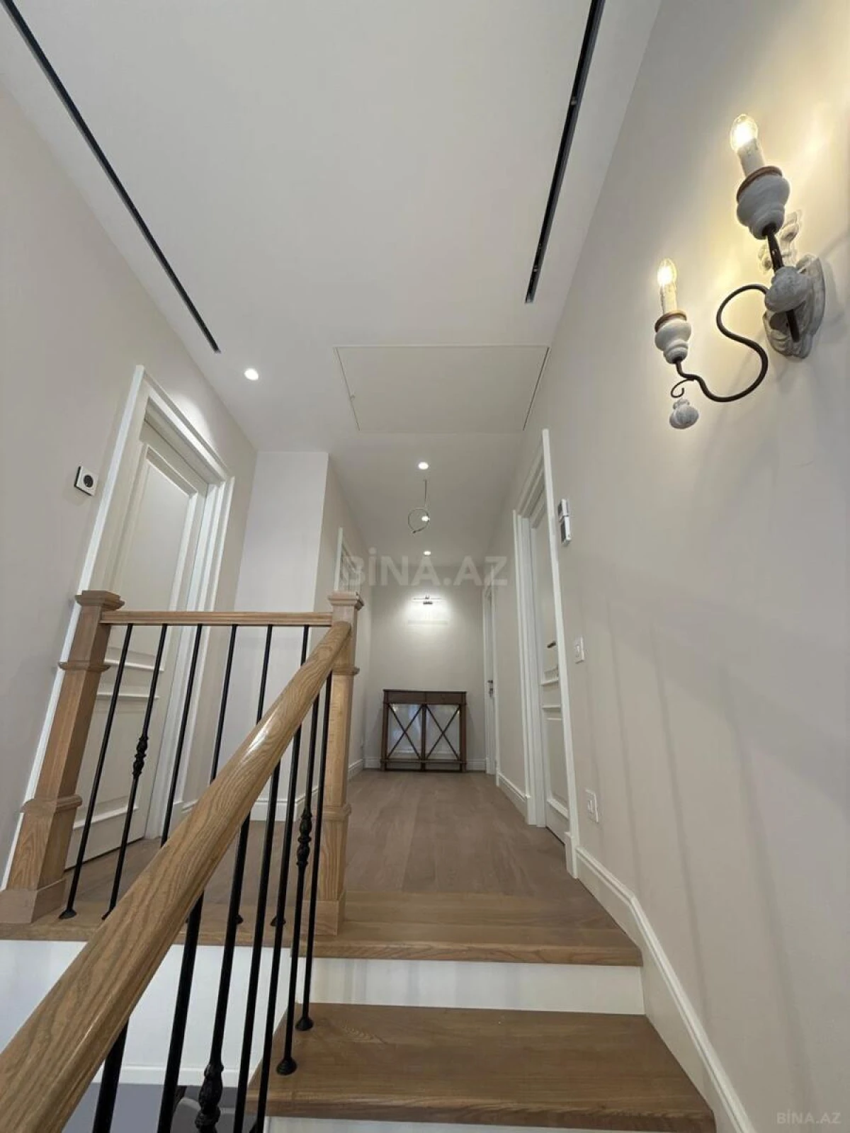 Satılır 5 otaqlı həyət evi 240 m²