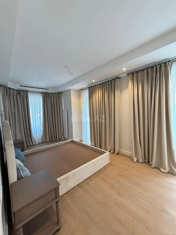 Satılır 5 otaqlı həyət evi 240 m²