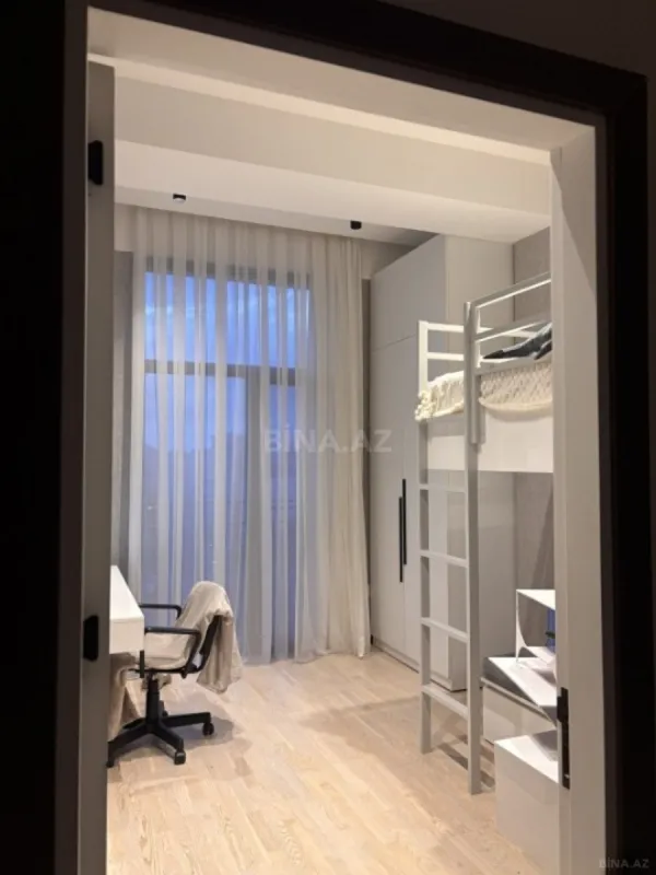 Satılır 4 otaqlı mənzil 136 m²