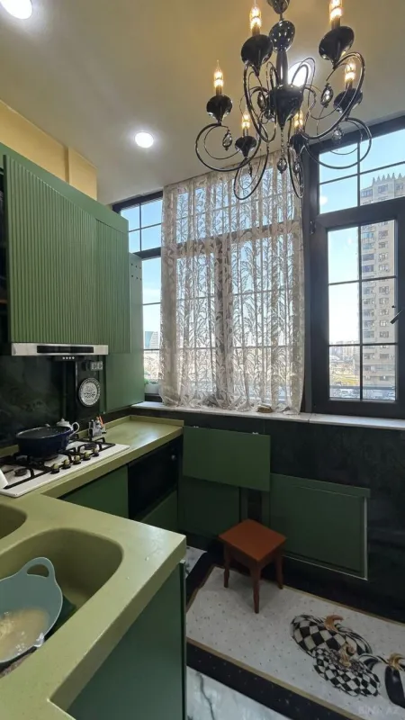 Kirayə verilir 5 otaqlı mənzil 200 m²