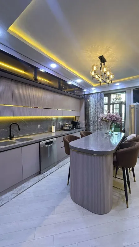 Kirayə verilir 5 otaqlı mənzil 200 m²