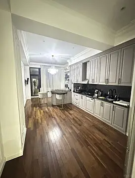 Satılır 4 otaqlı mənzil 254 m²