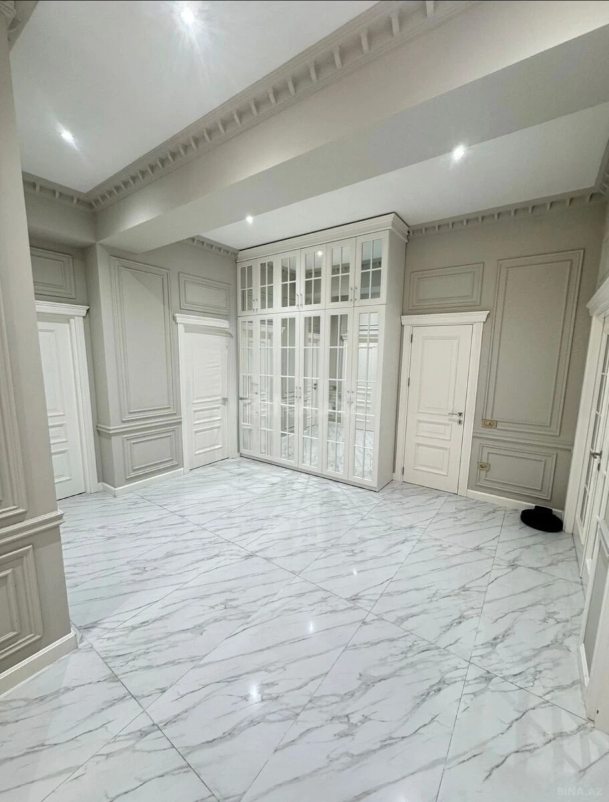 Satılır 4 otaqlı mənzil 254 m²