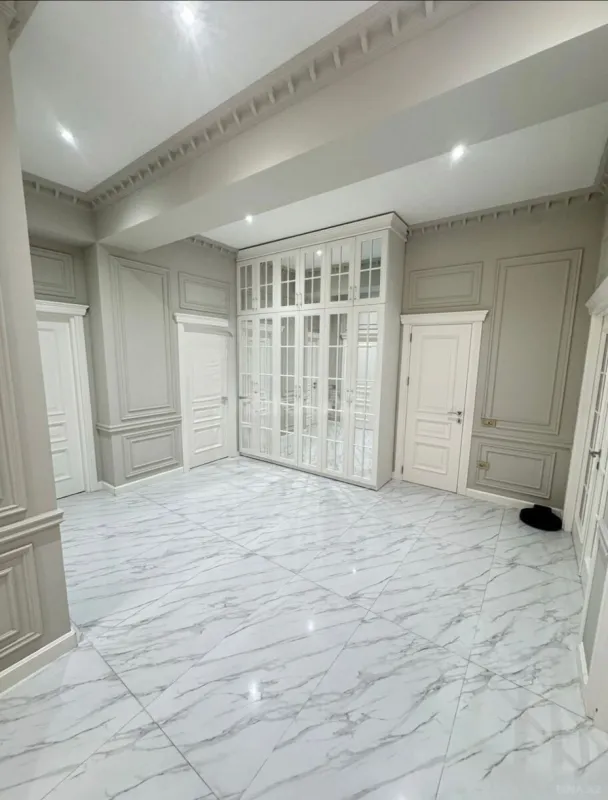 Satılır 4 otaqlı mənzil 254 m²