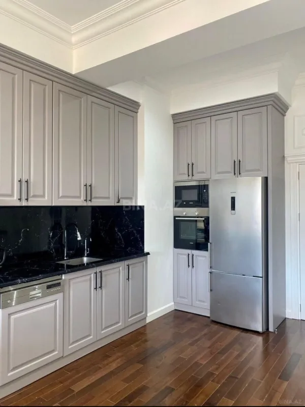 Satılır 4 otaqlı mənzil 254 m²