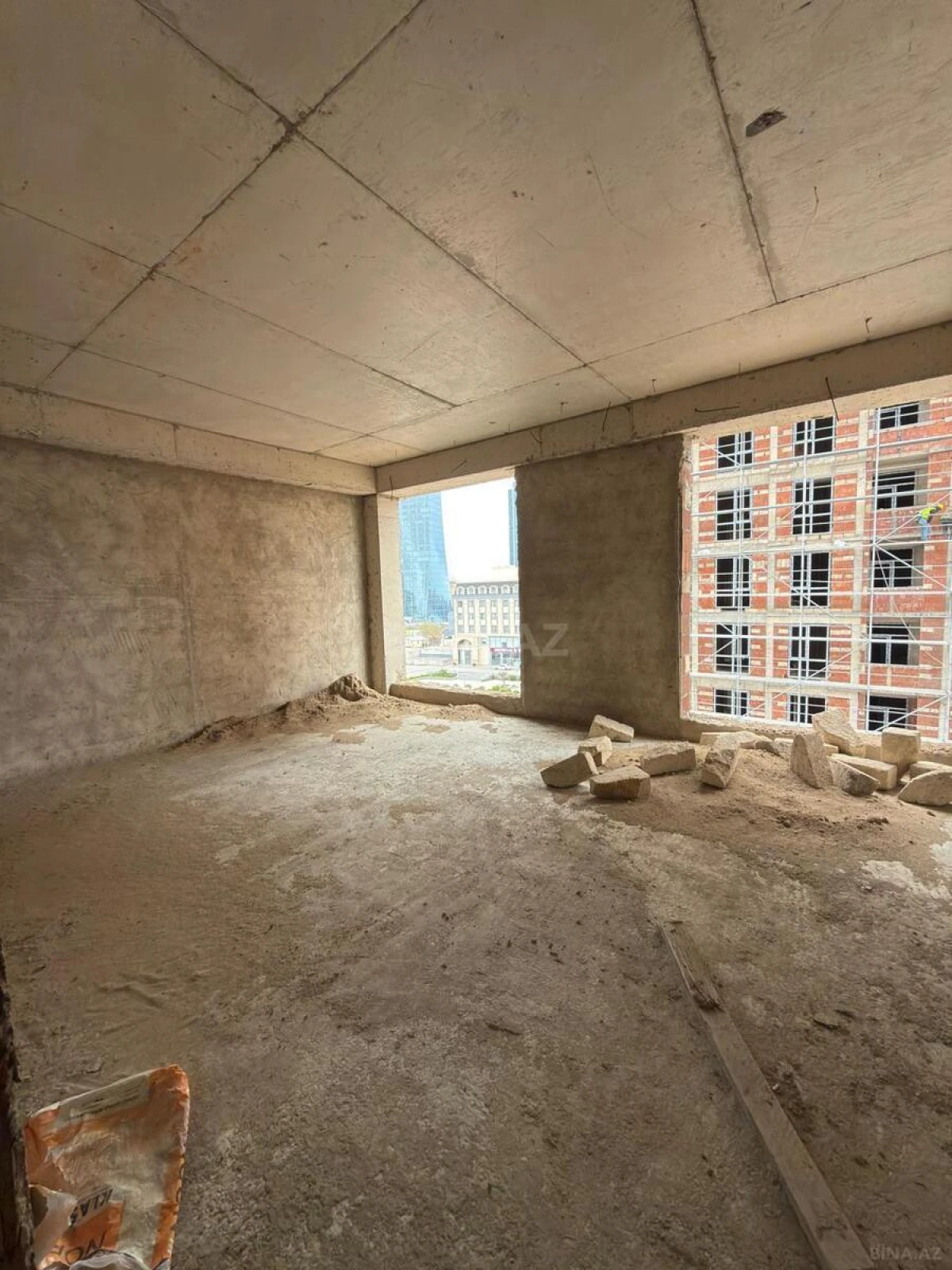 Satılır 4 otaqlı mənzil 169 m²