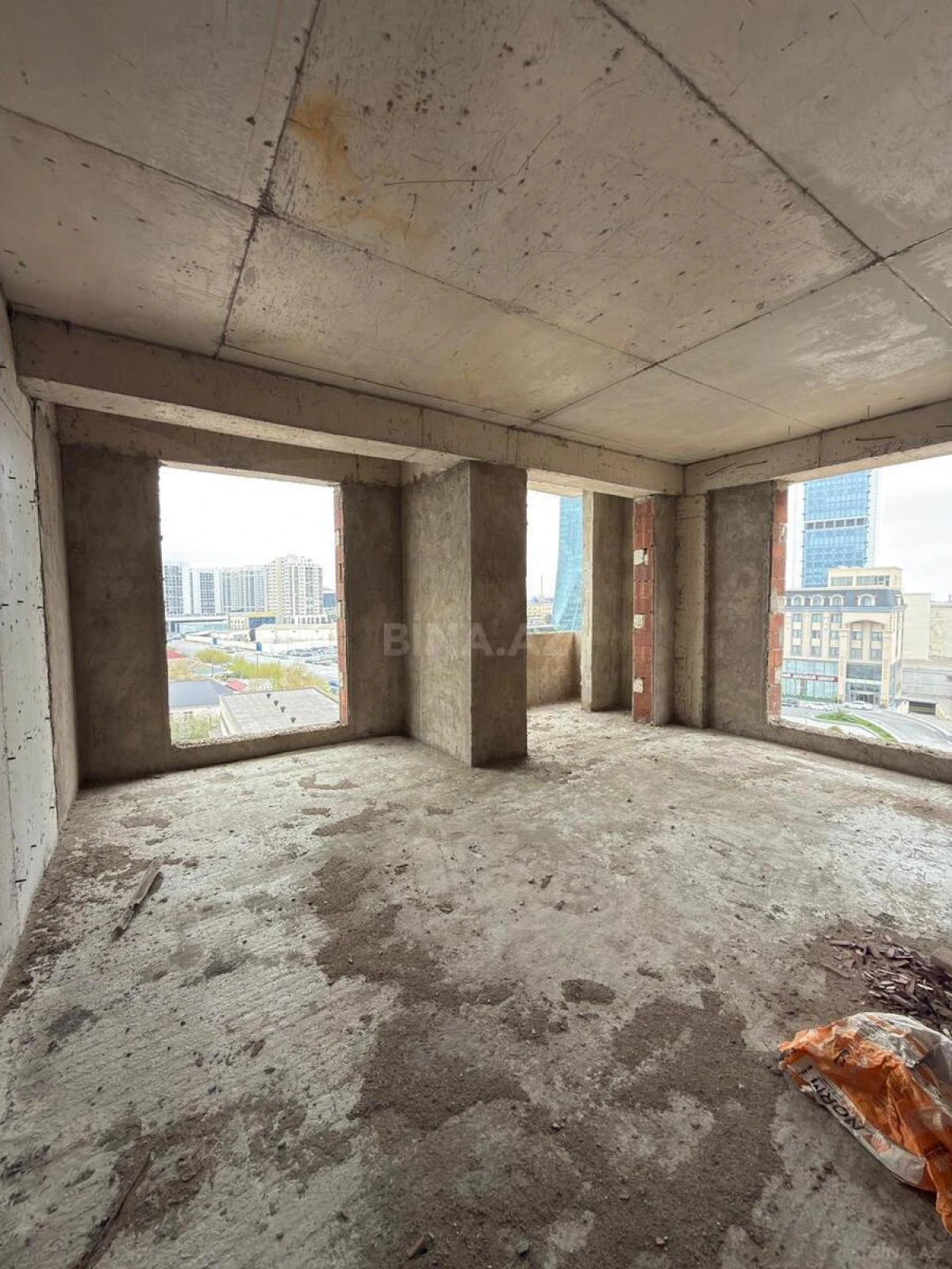 Satılır 4 otaqlı mənzil 169 m²