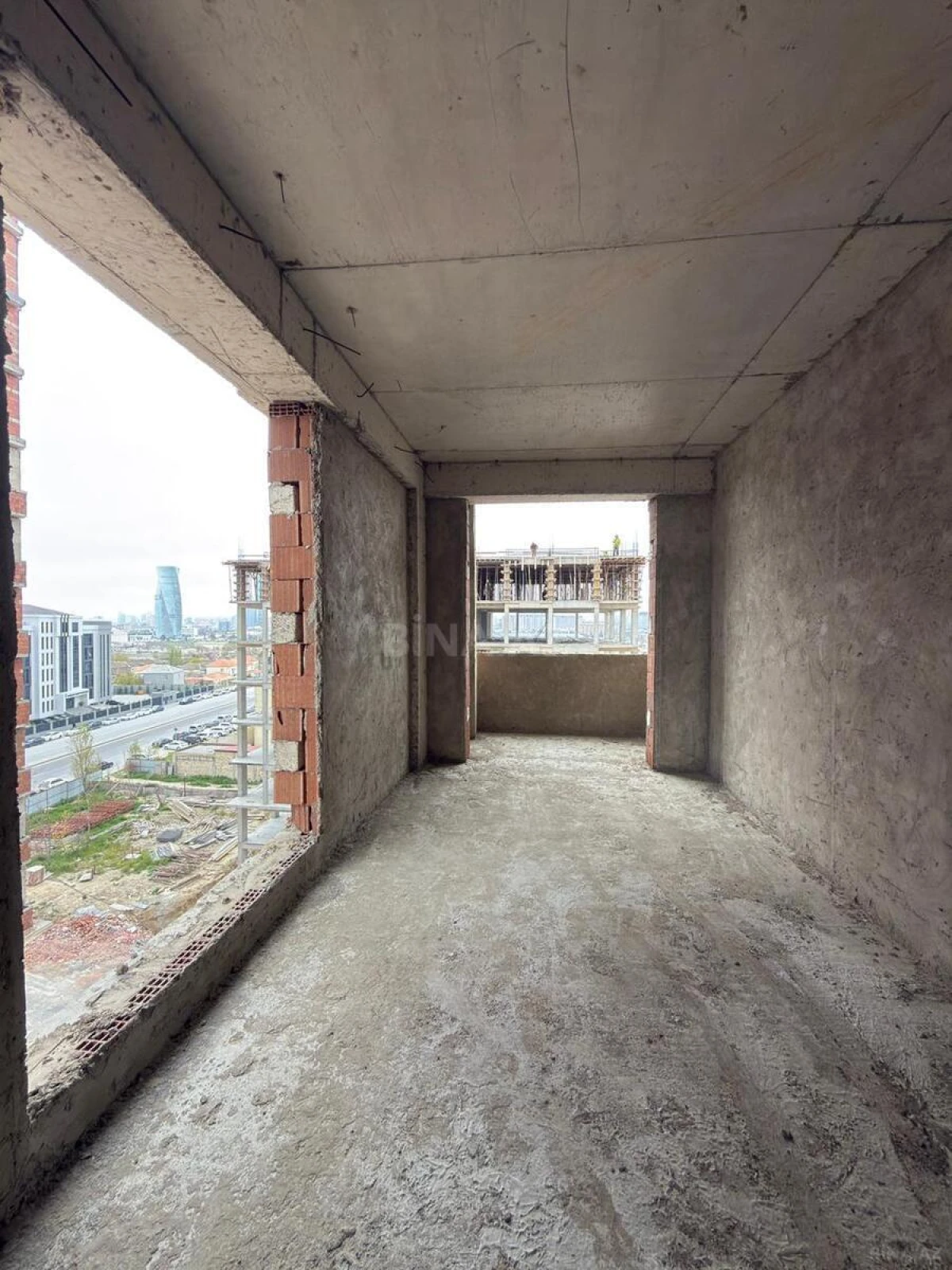 Satılır 4 otaqlı mənzil 169 m²