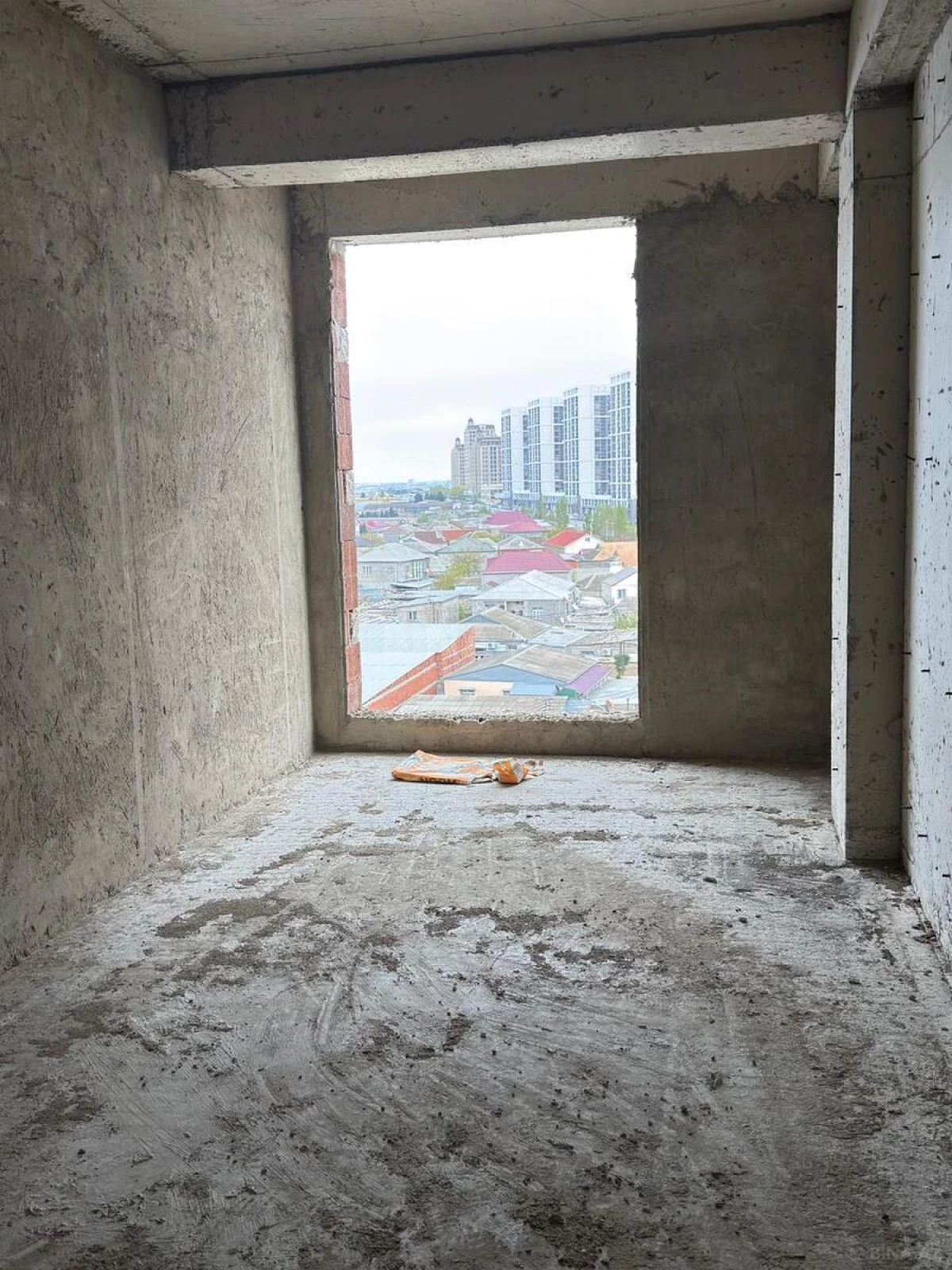 Satılır 4 otaqlı mənzil 169 m²