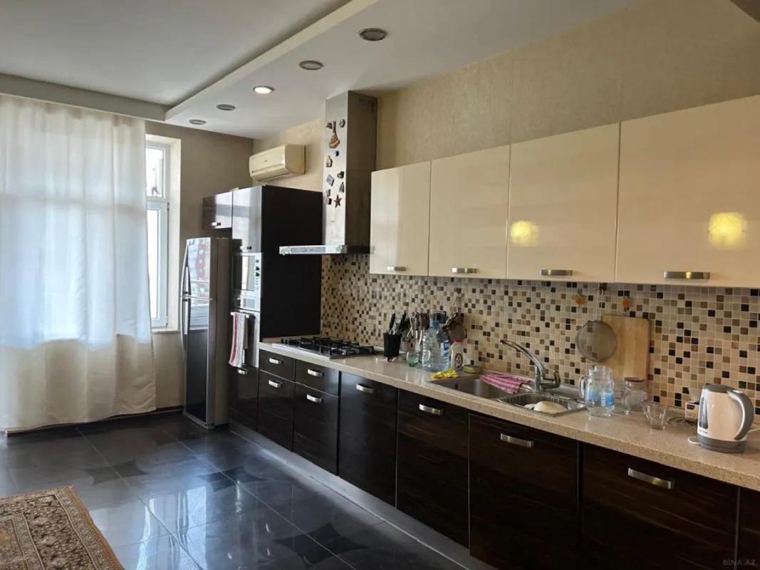 Kirayə verilir 4 otaqlı mənzil 200 m²