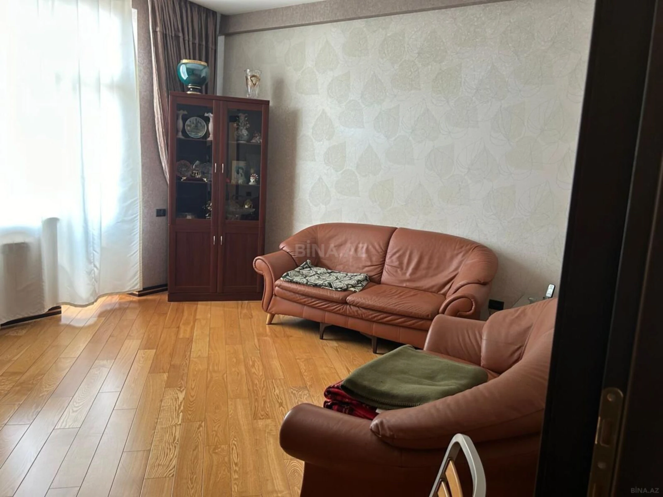 Kirayə verilir 4 otaqlı mənzil 200 m²