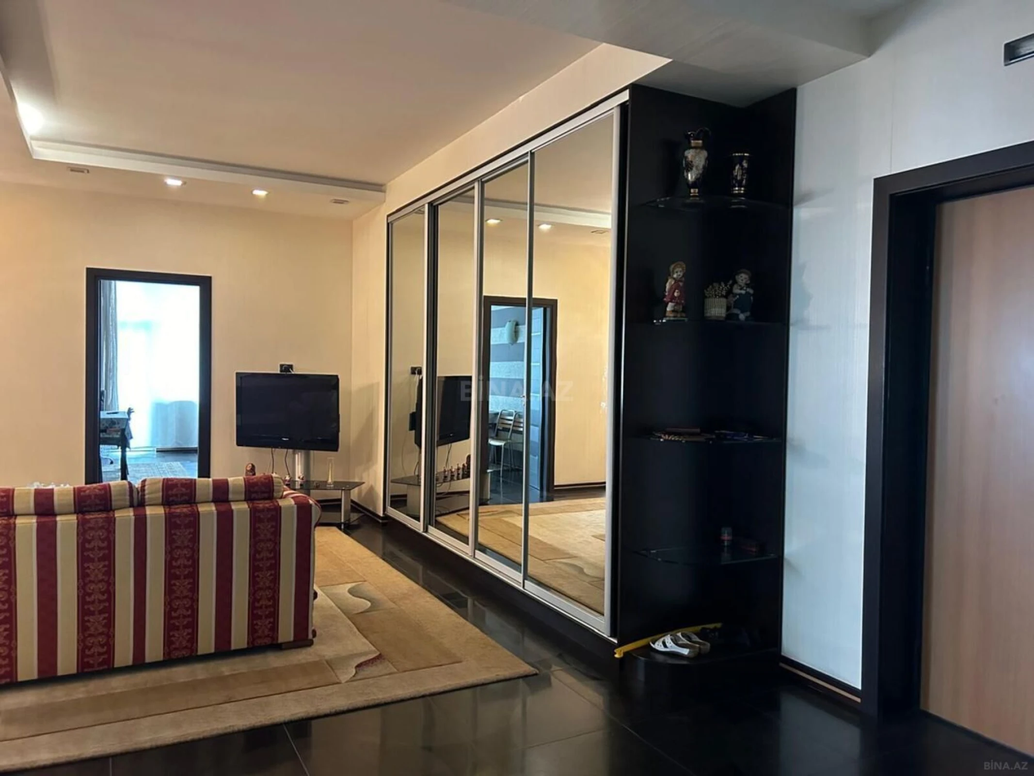 Kirayə verilir 4 otaqlı mənzil 200 m²