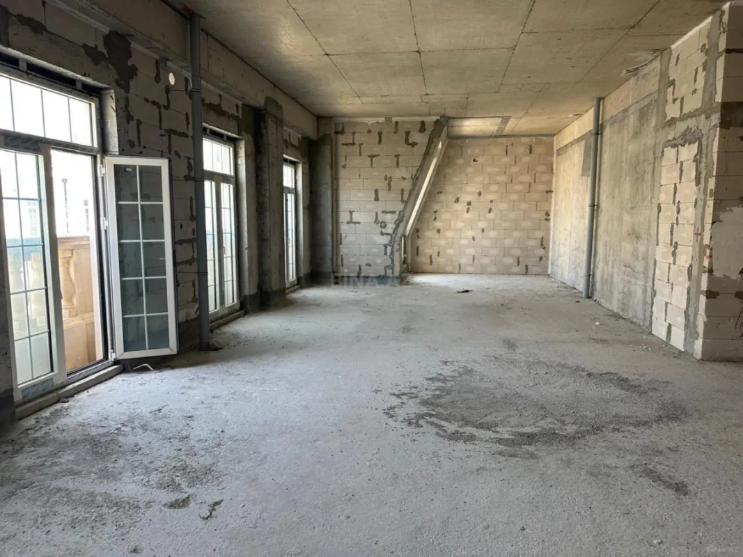 Satılır 4 otaqlı mənzil 175 m²