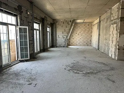 Satılır 4 otaqlı mənzil 175 m²