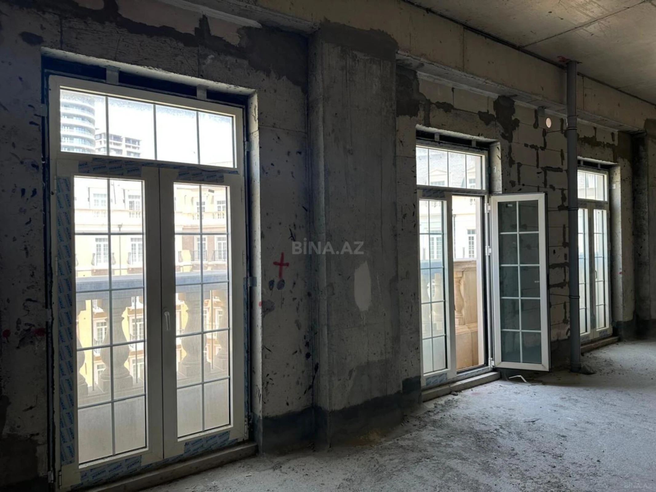 Satılır 4 otaqlı mənzil 175 m²