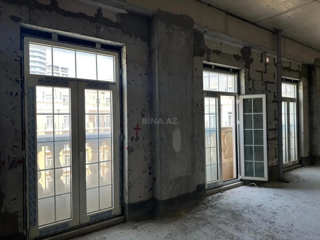 Satılır 4 otaqlı mənzil 175 m²