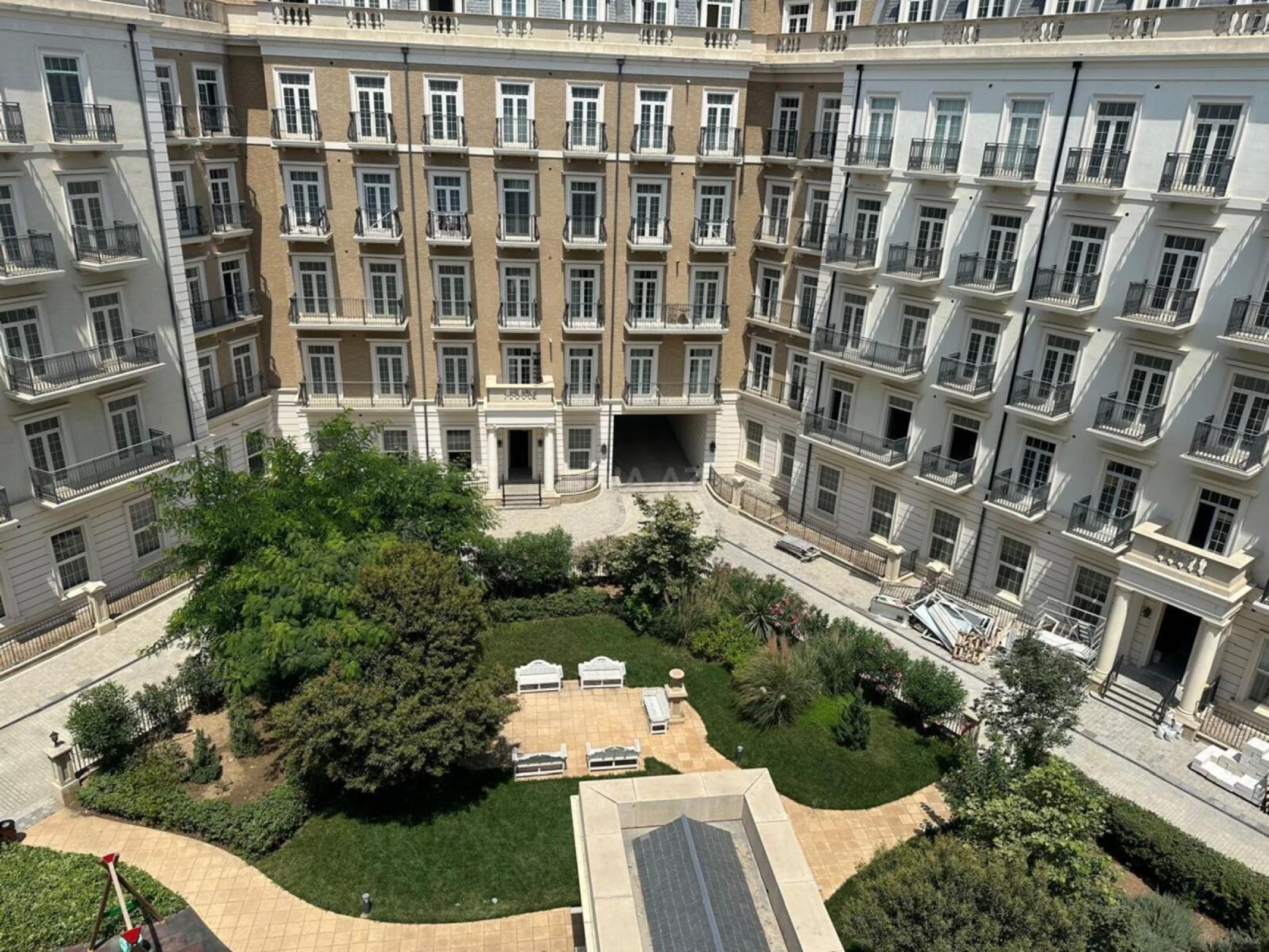 Satılır 4 otaqlı mənzil 175 m²