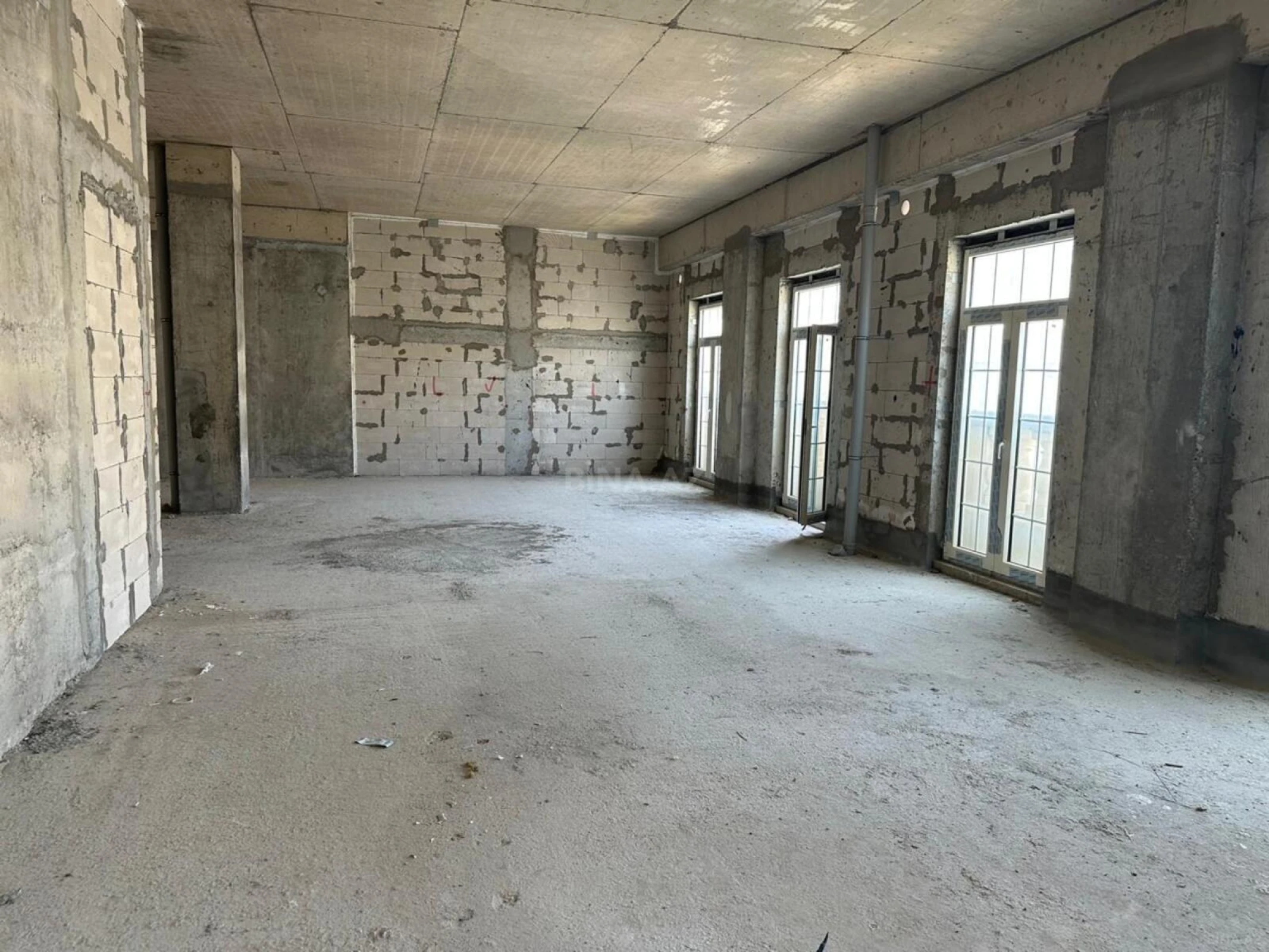 Satılır 4 otaqlı mənzil 175 m²