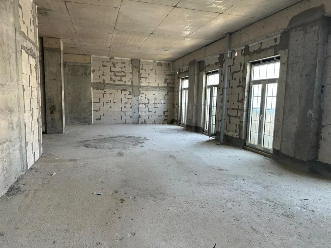 Satılır 4 otaqlı mənzil 175 m²