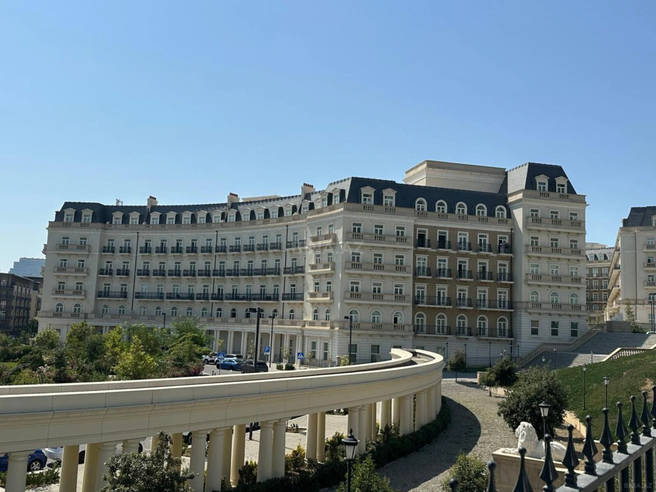 Satılır 4 otaqlı mənzil 175 m²