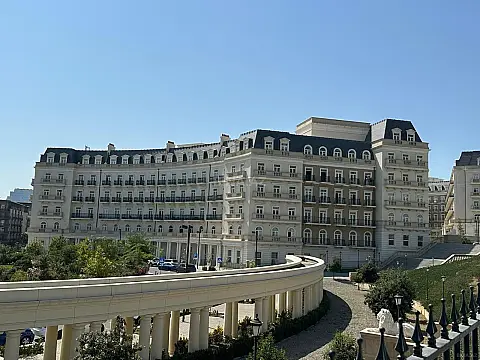 Satılır 4 otaqlı mənzil 175 m²