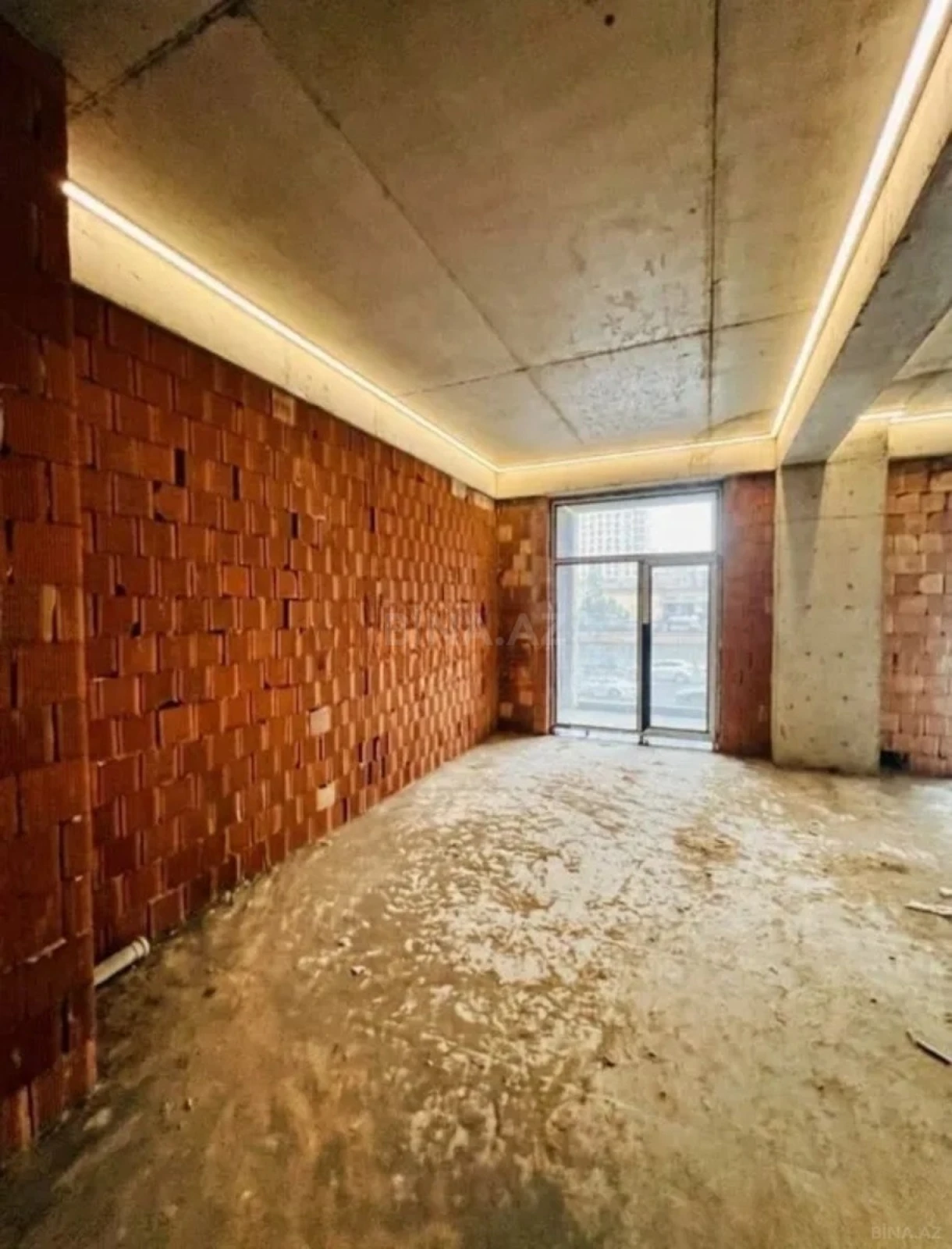 Satılır 4 otaqlı mənzil 196 m²