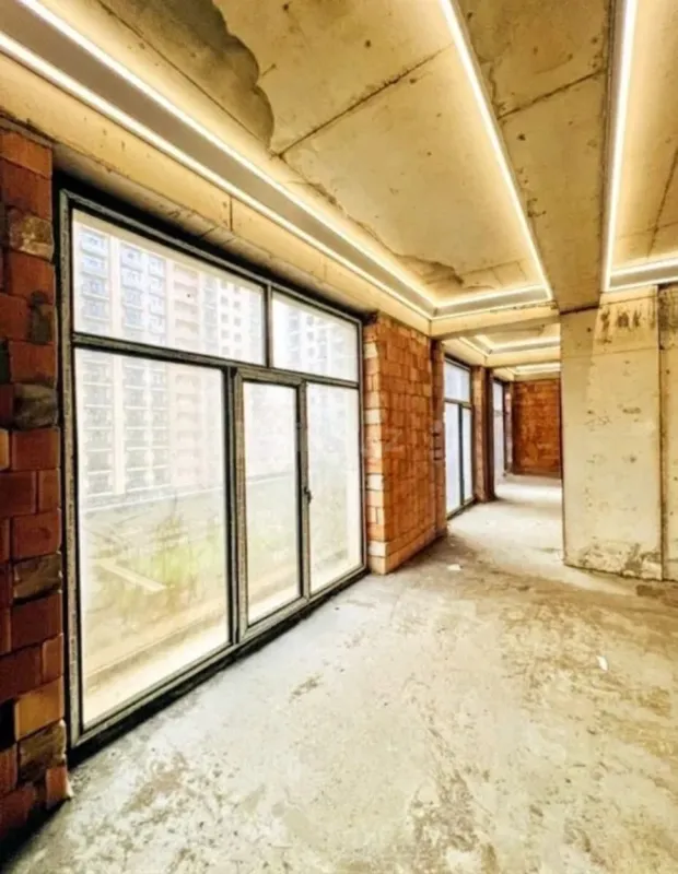 Satılır 4 otaqlı mənzil 196 m²